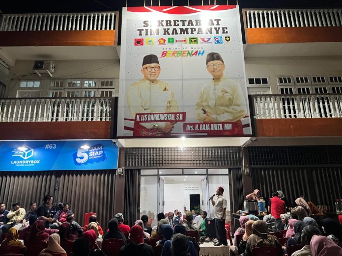 Masyarakat Tanjungpinang, Kepulauan Riau, antusias mendaftarkan diri sebagai relawan pasangan bakal calon Walikota dan Wakil Walikota Tanjungpinang, Lis Darmansyah dan Raja Ariza. Lis-Raja bersama relawan Jumat malam (6/9/2024) f,BI