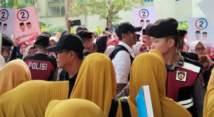 Yel-yel pendukung dua pasangan calon utama, H. Muhammad Rudi dan Ansar Ahmad, menggema saling bersahutan. Namun, di tengah pertarungan suara itu, nama Lis Darmansyah, yang tidak ikut dalam kontestasi tersebut, justru ikut menggema dan menarik perhatian. F,BI