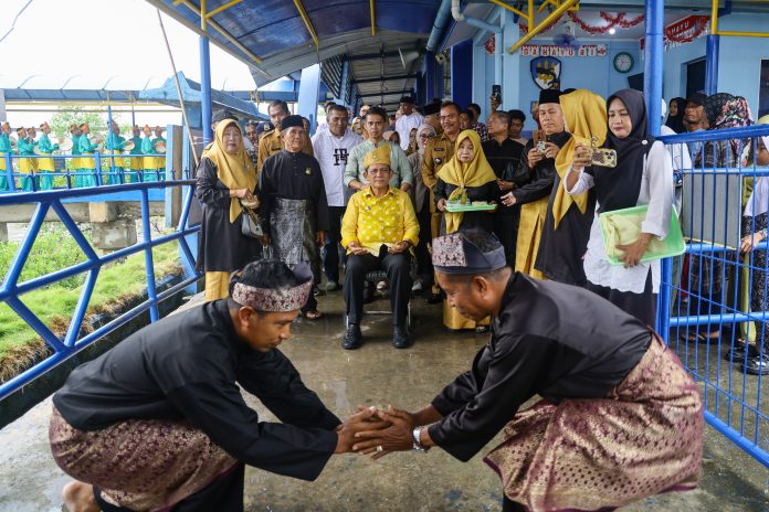 Warga Kecamatan Kundur Utara dan Kundur Barat, Kabupaten Karimun, menyambut kedatangan Gubernur Kepulauan Riau, H. Ansar Ahmad, bersama rombongan pada Selasa (3/9). f,diskominfo Kepri