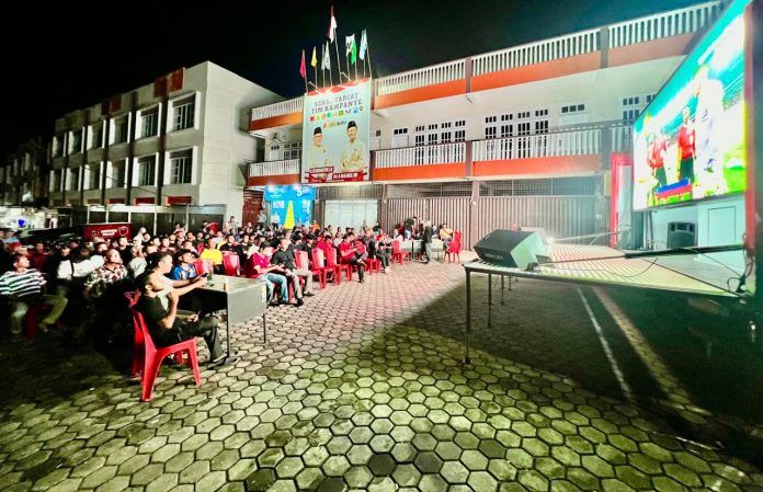 antusiasme warga yang hadir untuk nonton bareng (Nobar) pertandingan sepak bola di Posko Pemenangan Lis-Raja, Jalan RH Fisabilillah, Kilometer 8 atas, Selasa (10/9/2024). f,BI
