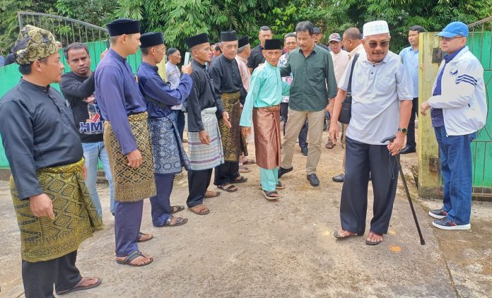 Rudi dan Aunur Rafiq disambut penuh semangat dan harapan oleh masyarakat Kabupaten Lingga pada Senin (16/9/2024). Kehadiran calon Gubernur dan Wakil Gubernur Kepulauan Riau (Kepri) ini diwarnai dengan penampilan seni pencak silat di Masjid Al Mubarak, Desa Panggadarat f,dok HMR