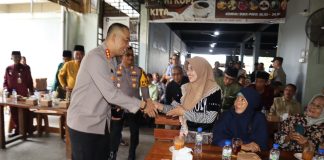 Kapolresta Tanjungpinang Gelar “Jumat Curhat” Bersama Warga, Ajak Jaga Kondusifitas Jelang Pilkada Kapolresta Tanjungpinang, Kombes Pol Budi Santosa, saat menyapa warga yang hadir dalam kegiatan "Jumat Curhat" bertema Curhat Langsung di Kedai Kopi Kita, Kota Tanjungpinang, Jumat (20/9/2024). f, Humas Polresta Tanjungpinang