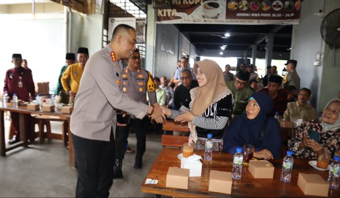 Kapolresta Tanjungpinang, Kombes Pol Budi Santosa, saat menyapa warga yang hadir dalam kegiatan 