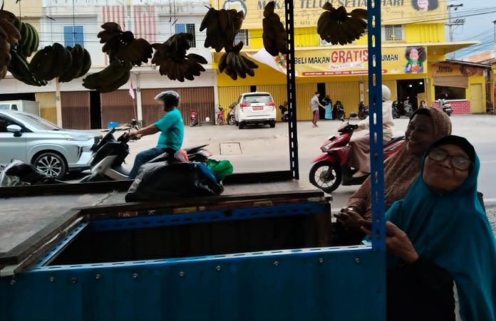 Ibu Munti salah satu penjual buah pisang di jalan Batu 8 atas, Kota Tanjungpinang. f,BI