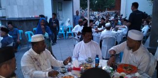 Huzrin Hood Doakan Rudi-Rafiq: Semoga Jadi Gubernur Kepri 2024-2029 pasangan H Muhammad Rudi dan H Aunur Rafiq berbincang santai dengan tokoh pejuang pembentukan Provinsi Kepri, Huzrin Hood setelah mengawali pagi dengan melaksanakan salat subuh berjemaah di Masjid Agung Al-Hikmah, Tanjungpinang, Senin (23/9). f,dok tim Rudi-Rafiq