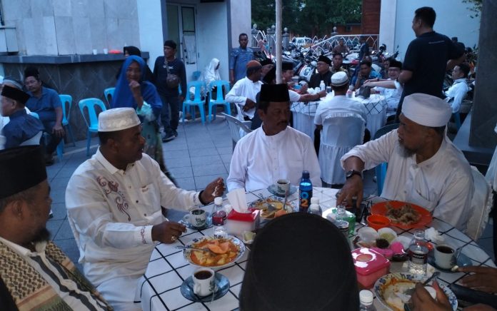 pasangan H Muhammad Rudi dan H Aunur Rafiq berbincang santai dengan tokoh pejuang pembentukan Provinsi Kepri, Huzrin Hood setelah mengawali pagi dengan melaksanakan salat subuh berjemaah di Masjid Agung Al-Hikmah, Tanjungpinang, Senin (23/9). f,dok tim Rudi-Rafiq