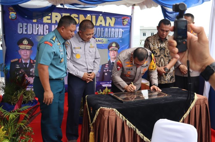 Kepala Kepolisian Daerah Kepulauan Riau (Kapolda Kepri), Irjen Pol Drs. Yan Fitri Halimansyah, M.H., meresmikan Gedung Markas Komando (Mako) Satuan Polisi Air dan Udara (Sat Polairud) Polresta Tanjungpinang yang berlokasi di Pelantar 1, Kota Tanjungpinang, Kamis (26/09/2024). f,Polresta Tanjungpinang