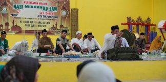 Pemuda dan Warga Pacitan Tanjungpinang Siap Kibarkan Panji Kemenangan Lis-Raja di Pilwako 2024 Pembina Pemuda Pacitan Kota Tanjungpinang, Teddy Jun Askara, dalam acara Maulid Nabi Muhammad SAW di Pendopo Pacitan Kota Tanjungpinang, Jumat (20/9/2024). Pemuda dan Paguyuban Warga Pacitan di Tanjungpinang menyatakan kebulatan tekad mereka untuk memenangkan Lis-Raja pada Pilkada Tanjungpinang 2024. f,dok Lira