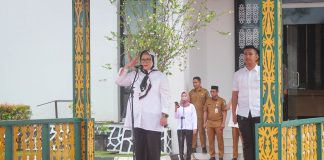 Plt. Gubernur Marlin Pimpin Apel Pagi di Dompak, Tegaskan Netralitas ASN di Pilkada Pelaksana Tugas (Plt) Gubernur Kepulauan Riau, Hj Marlin Agustina, menekankan pentingnya netralitas Aparatur Sipil Negara (ASN) dalam Pemilihan Kepala Daerah (Pilkada). Hal itu disampaikan Marlin saat memimpin apel pagi di halaman Kantor Gubernur, Dompak, Tanjungpinang, Senin (30/9/2024). f,diskominfo Kepri