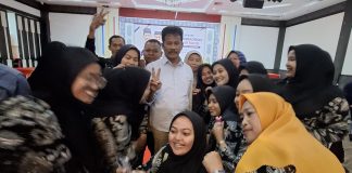 Rudi-Rafiq Diteriaki “Menang!”, Ribuan Guru Swasta Batam Serukan Dukungan untuk Rudi-Rafiq di Golden Prawn Guru-guru saat berebutan foto bersama dengan calon Gubernur dan Wakil Gubernur Kepri, H Muhammad Rudi saat mengikuti silaturahmi dengan ribuan guru swasta se-Kota Batam di Golden Prawn, Bengkong, Kamis (26/9/2024) f,tim Rudi-Rafiq