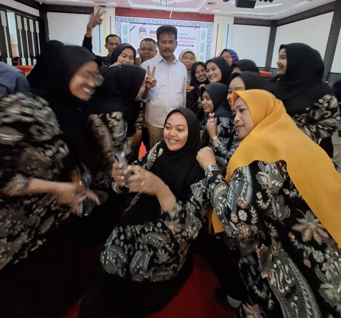 Guru-guru saat berebutan foto bersama dengan calon Gubernur dan Wakil Gubernur Kepri, H Muhammad Rudi saat mengikuti silaturahmi dengan ribuan guru swasta se-Kota Batam di Golden Prawn, Bengkong, Kamis (26/9/2024) f,tim Rudi-Rafiq