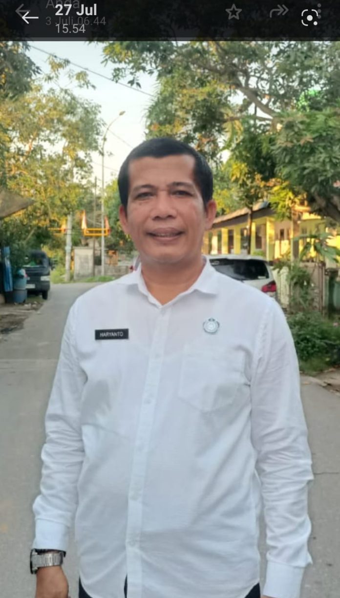 Koordinator Relawan Rudi-Rafiq, Haryanto mengecam keras pengrusakan baliho pasangan calon Gubernur dan Wakil Gubernur Kepri, H Muhammad Rudi dan H Aunur Rafiq f, kiriman untuk BI