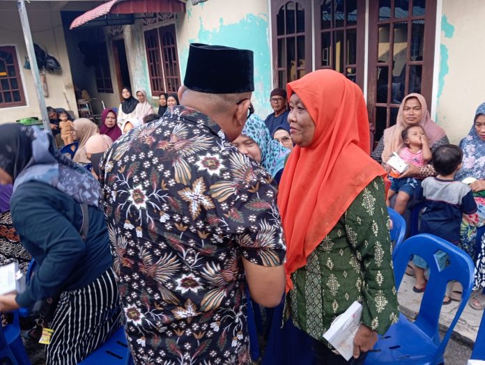 Pasangan calon Wali Kota dan Wakil Wali Kota, Lis Darmansyah dan Raja Ariza (Lis-Raja), terus menarik perhatian emak-emak dan lansia dalam Pilkada Tanjungpinang 2024. F, dok