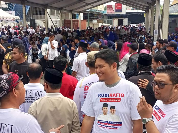 Ribuan simpatisan, kader, dan warga dari seluruh penjuru Kepri memadati lokasi, menciptakan suasana yang penuh semangat dalam Kampanye perdana pasangan Gubernur dan Wakil Gubernur Provinsi Kepulauan Riau (Kepri), H Muhammad Rudi dan H Aunur Rafiq (Rudi-Rafiq), berlangsung meriah di Posko Kemenangan mereka di Sei Panas, Sabtu (28/9/2024) f, tim Rudi-Rafiq