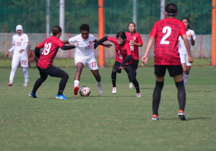Timnas Putri Indonesia harus mengakui keunggulan Urawa Reds Ladies dalam laga uji coba pertama di pemusatan latihan mereka di Jepang, Kamis (26/9). f,pssi