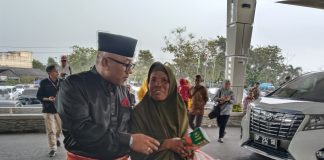 Bu Mesiam, Tukang Jual Tisu Lampu Merah: Para Pedagang Kecil Pasti Pilih Pak Lis dan Raja Calon Wali Kota Tanjungpinang saat didatangi Bu Mesiam di Hotel CK Tanjungpinang. F, BI