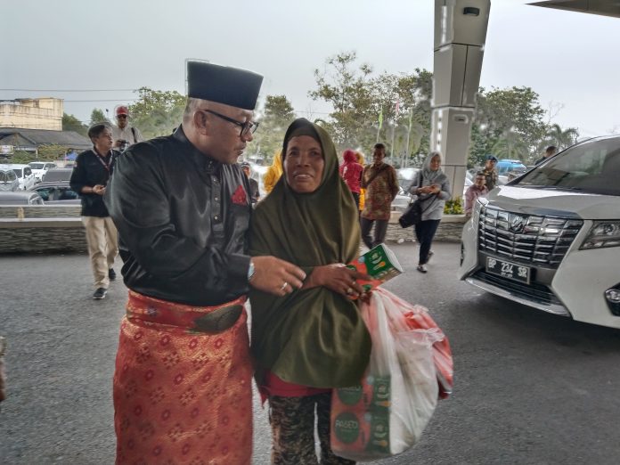 Calon Wali Kota Tanjungpinang saat didatangi Bu Mesiam di Hotel CK Tanjungpinang. F, BI