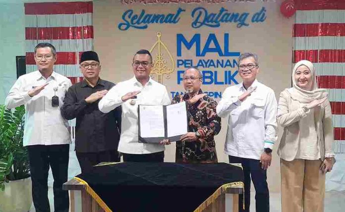 PT Pelindo Multi Terminal dan Pemerintah Kota Tanjungpinang resmi menandatangani Kesepakatan Bersama mengenai Kerja Sama Kegiatan Kepelabuhanan di Ruang Rapat Dinas Penanaman Modal dan Pelayanan Terpadu Satu Pintu (DPMPTSP) Kota Tanjungpinang Rabu (11/09/2024). f,Pemko Tanjungpinang