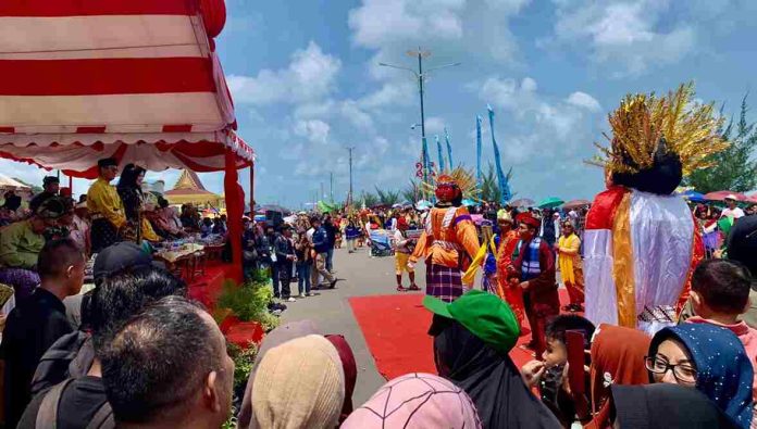 Kegiatan Pawai Budaya Kota Tanjungpinang 2024 berhasil menyedot perhatian ribuan masyarakat yang memadati kawasan Gurindam 12, Sabtu (2/9) F,Pemko Tanjungpinang
