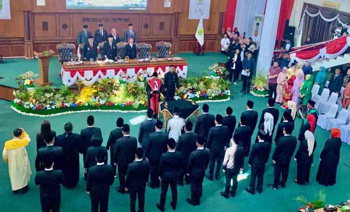 Sebanyak 30 anggota DPRD Kota Tanjungpinang periode 2024-2029 resmi dilantik, di Kantor DPRD Tanjungpinang, Senin, (2/9/2024) f,pemko Tanjungpinang