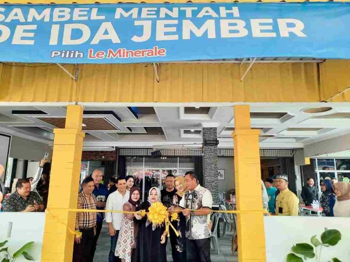 Penjabat (Pj.) Wali Kota Tanjungpinang, Andri Rizal, meresmikan Warung Sambal Mentah Bude Ida Jember di Batu 8 Atas, Kota Tanjungpinang, Jumat (6/9/2024). F,Pemko Tanjungpinang