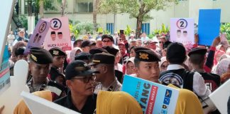 Pertarungan Yel-yel Pendukung Menyala! Yel-Yel Rudi-Rafiq Menang Redupkan Yel-Yel Ansar-Nyangnyang Yel-Yel Rudi-Rafiq Menang Redupkan Yel-Yel Ansar-Nyangnyang ketika memberikan dukungan dalam Rapat Pleno Terbuka Pengundian dan Penetapan Nomor Urut Pasangan Calon Gubernur dan Wakil Gubernur Kepri 2024 f,BI