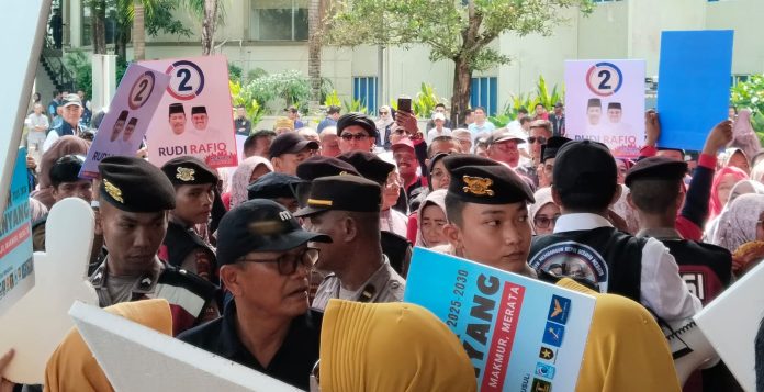 Yel-Yel Rudi-Rafiq Menang Redupkan Yel-Yel Ansar-Nyangnyang ketika memberikan dukungan dalam Rapat Pleno Terbuka Pengundian dan Penetapan Nomor Urut Pasangan Calon Gubernur dan Wakil Gubernur Kepri 2024 f,BI