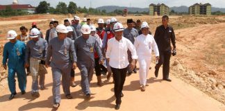 Membangun Batam, Rudi Seimbangkan Politik dan Pembangunan Haji Muhammad Rudi saat meninjau pengerjaan Flyover Seiladi yang sudah memasuki tahap pemasangan erection girder, Rabu (11/9/2024). F,kiriman untuk BI