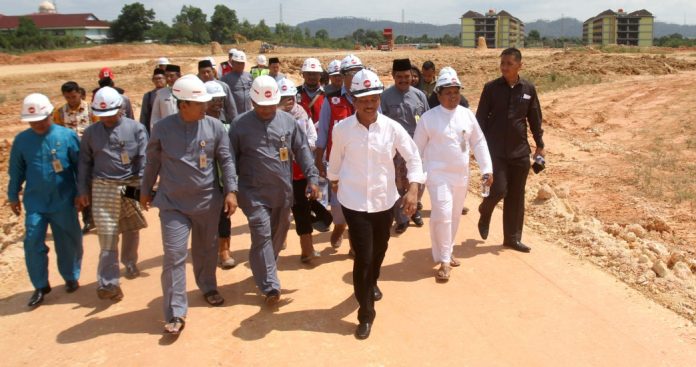 Haji Muhammad Rudi saat meninjau pengerjaan Flyover Seiladi yang sudah memasuki tahap pemasangan erection girder, Rabu (11/9/2024). F,kiriman untuk BI
