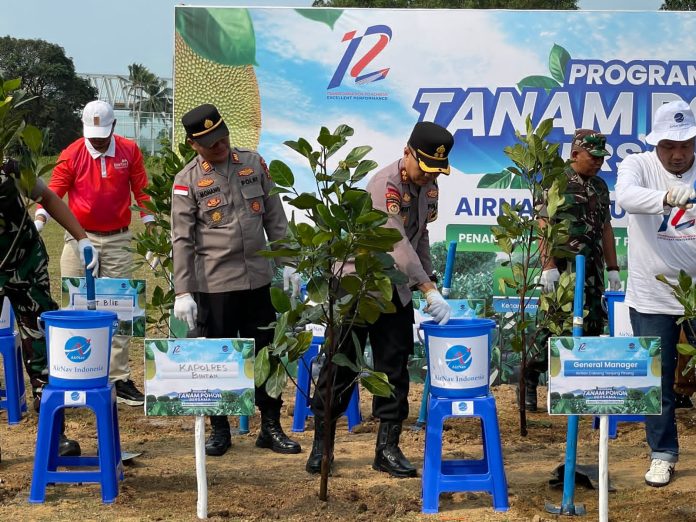 Kapolres Bintan AKBP Riky Iswoyo, turut serta dalam program penanaman 1000 pohon yang dilaksanakan dalam rangka memperingati HUT Air Nav ke-12 tahun 2024, Selasa (3/9/24) pagi. f,Polres Bintan