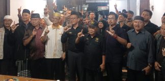 Partai Ummat Bersatu. Seluruh Kader Siap Menangkan Lis-Raja di Pilkada Tanjungpinang Bakal Calon Wakil Wali Kota Tanjungpinang, Raja Ariza, melakukan kunjungan strategis ke Sekretariat DPD Partai Ummat Kota Tanjungpinang, Senin (16/09/2024) f,tim Lis-Raja