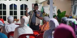 Cuaca Tak Halangi Antusiasme Warga Bertemu Lis Darmansyah Bakal Calon Wali Kota Tanjungpinang Lis Darmansyah saat memenuhi undangan masyarakat di Jalan Ciku, Kelurahan Tanjungpinang Barat, Selasa (17/9) malam. f,dok Lis-Raja