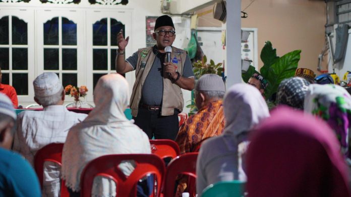 Bakal Calon Wali Kota Tanjungpinang Lis Darmansyah saat memenuhi undangan masyarakat di Jalan Ciku, Kelurahan Tanjungpinang Barat, Selasa (17/9) malam. f,dok Lis-Raja