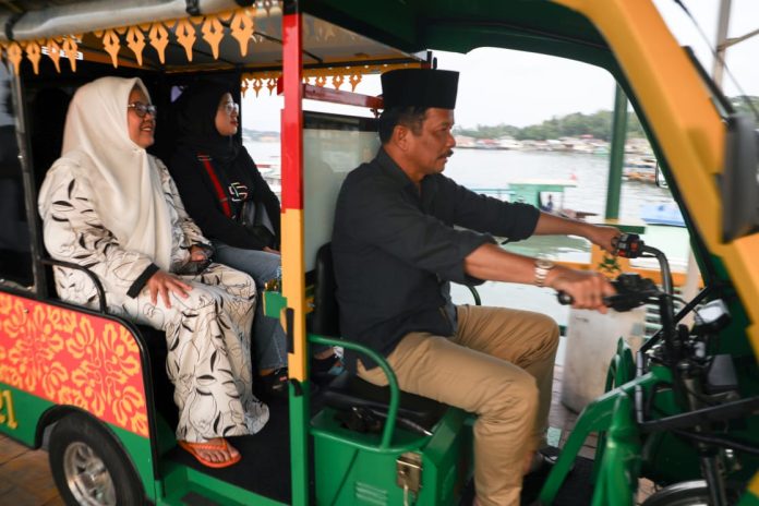 H Muhammad Rudi (HMR) saat berkunjung ke Pulau Penyengat, Tanjungpinang beberapa waktu lalu F,dok