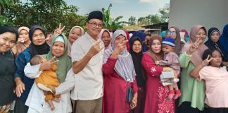 Kisah Dan Harapan Kecil Ibu-Ibu Rumah Tangga Dan Pedagang Usaha Kecil di Tengah Silaturahmi Lis-Raja Calon Wakil Wali Kota Tanjungpinang, Raja Ariza, berfoto bersama sejumlah ibu-ibu di sela-sela acara silaturahmi dengan warga. f,BI