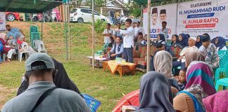 Rudi-Rafiq Siap Membangun Tanjungpinang yang Modern Namun Tetap Berbudaya Calon Gubernur Kepulauan Riau (Kepri) H. Muhammad Rudi (HMR) menegaskan komitmennya silaturahmi dengan warga Kelurahan Seijang dan Melayu Kotapiring, Kota Tanjungpinang, di tengah antusiasme relawan yang hadir meskipun cuaca hujan mengguyur, Senin (9/9/2024). f,ist