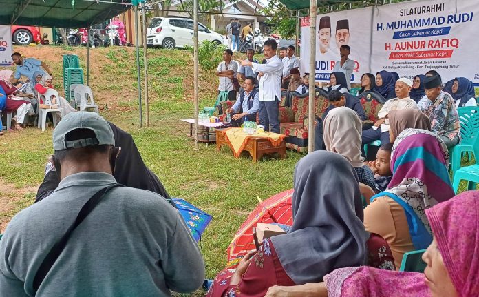 Calon Gubernur Kepulauan Riau (Kepri) H. Muhammad Rudi (HMR) menegaskan komitmennya silaturahmi dengan warga Kelurahan Seijang dan Melayu Kotapiring, Kota Tanjungpinang, di tengah antusiasme relawan yang hadir meskipun cuaca hujan mengguyur, Senin (9/9/2024). f,ist