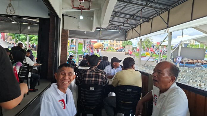 Ribuan pendukung sudah mulai mendatangi areal sekitar tempat Kampanye Perdana Rudi-Rafiq di Seipanas. f,tim dok Rudi-Rafiq