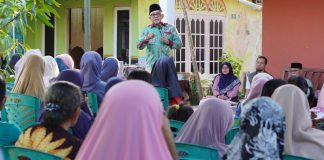 Lis-Raja Janjikan Pendidikan Gratis 100 Persen di Tanjungpinang, Warga Berharap Beban Ekonomi Teratasi Lis Darmansyah dalam sosialisasi pencalonannya di beberapa wilayah di Tanjungpinang menegaskan bahwa program pendidikan gratis 100 persen ini akan diberikan kepada seluruh siswa Sekolah Dasar (SD) dan Sekolah Menengah Pertama (SMP) yang akan memasuki tahun ajaran baru nanti. f,dok tim lira