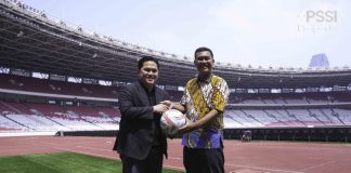 Bola Berkah Paus Fransiskus: Kisah Pengorbanan Hilbert untuk Dapatkan Tandatangan Paus Fransiskus Ketua Umum PSSI, Erick Thohir mengucapkan terima kasih kepada salah satu penggemar sepakbola, Hilbert Iddo Hasudungan, yang terdorong menyerahkan bola yang telah ditandatangai Paus Fransiskus saat berkunjung ke Jakarta, awal September lalu f,pssi