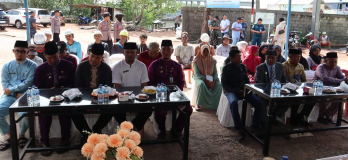 Masyarakat Kelurahan Dompak, Kecamatan Bukit Bestari, menghadiri acara Jumat Curhat yang diadakan oleh Kapolresta Tanjungpinang, Kombes Pol Budi Santosa, di Kedai Kopi Pak Den, Tanjungpinang, Jumat (03/10/2024). f,Polresta Tanjungpinang