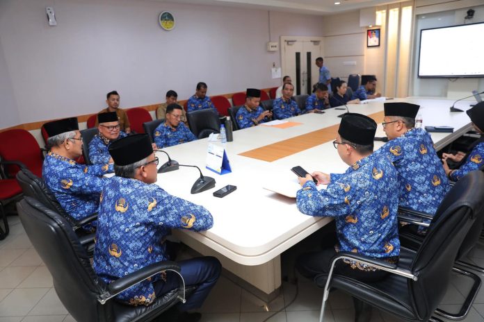 Sekretaris Daerah (Sekda) Kota Batam, Jefridin, M.Pd., memimpin rapat pembahasan tindak lanjut Pasal 9C dan 9D Amendemen Perjanjian Kerja Sama (PKS) Nomor 30 Tahun 2024 terkait pemberdayaan masyarakat di Kawasan Rempang Eco City di Tanjung Banon. f,Pemko Batam