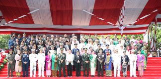 Pjs Wali Kota Batam Hadiri Upacara HUT TNI ke-79 di Alun-Alun Engku Puteri Penjabat sementara (Pjs) Wali Kota Batam, Andi Agung, menghadiri upacara Hari Ulang Tahun (HUT) Tentara Nasional Indonesia (TNI) ke-79 yang berlangsung di Alun-Alun Engku Puteri, Batam Centre. f,Pemko Batam