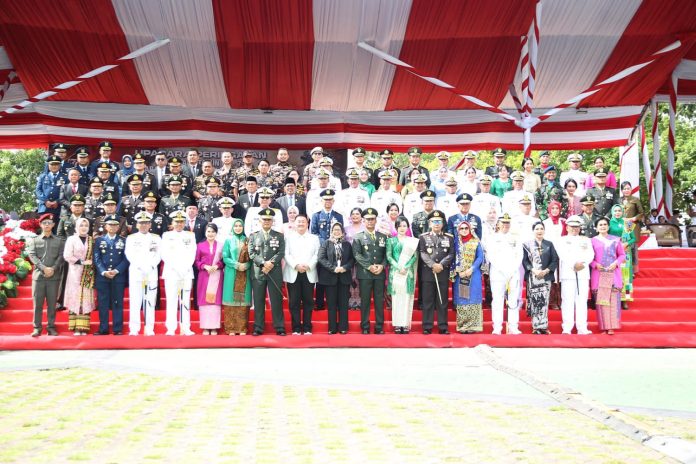 Penjabat sementara (Pjs) Wali Kota Batam, Andi Agung, menghadiri upacara Hari Ulang Tahun (HUT) Tentara Nasional Indonesia (TNI) ke-79 yang berlangsung di Alun-Alun Engku Puteri, Batam Centre. f,Pemko Batam