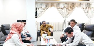 Tingkatkan Sinergitas, Sekda Jefridin Saksikan Penyerahan Bantuan Baznas untuk BNN Kota Batam Badan Amil Zakat Nasional (Baznas) Kota Batam menyerahkan bantuan kepada Badan Narkotika Nasional (BNN) Kota Batam, yang disaksikan oleh Sekretaris Daerah Kota Batam, Jefridin, M.Pd.