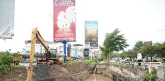 Sekda Jefridin Minta Bina Marga Kota Batam Lakukan Normalisasi Sungai Kawasan Perumahan Puri Loka, Sungai Panas Sekretaris Daerah Kota Batam, Jefridin, meminta Dinas Bina Marga dan Sumber Daya Air (BM SDA) Kota Batam segera melakukan normalisasi sungai di kawasan perumahan Puri Loka, Sungai Panas. f,Pemko Batam