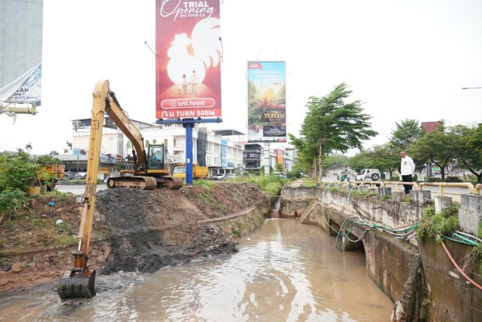 Sekretaris Daerah Kota Batam, Jefridin, meminta Dinas Bina Marga dan Sumber Daya Air (BM SDA) Kota Batam segera melakukan normalisasi sungai di kawasan perumahan Puri Loka, Sungai Panas. f,Pemko Batam