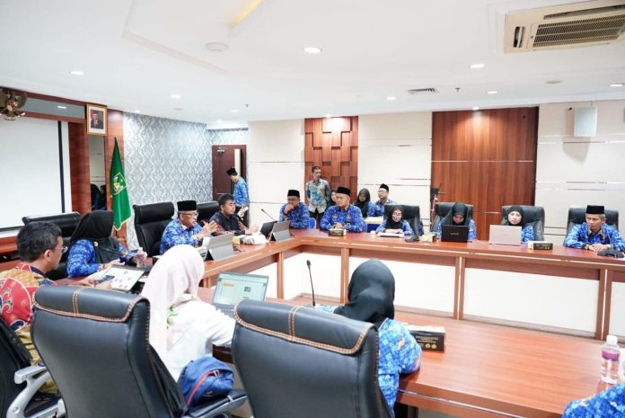 Badan Kepegawaian dan Sumber Daya Manusia (BKPSDM) Kota Batam menyelenggarakan Rapat Koordinasi (Rakor) Data dan Informasi Kepegawaian di Ruang Rapat Hang Nadim, Kamis (17/10/2024). f,Pemko Batam