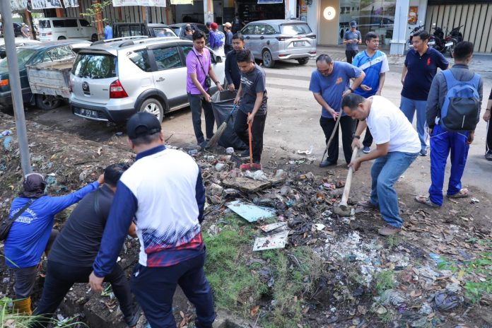 Sekretaris Daerah Kota Batam, Jefridin, meninjau langsung kegiatan gotong royong tingkat kota yang dilaksanakan serentak di dua titik,di daerah Happy Garden, Kecamatan Lubuk Baja, di mana beberapa OPD di lingkungan Pemerintah Kota Batam bergotong royong membersihkan drainase, Jumat (18/10/2024). f,Pemko Batam