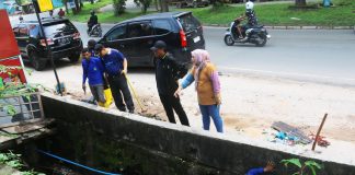 Pjs Wali Kota Batam Ajak Semua OPD Goro Kurangi Dampak Banjir di Batam Penjabat Sementara (Pjs) Wali Kota Batam, Andi Agung, turun langsung dalam kegiatan gotong-royong bersama seluruh Organisasi Perangkat Daerah (OPD) di lingkungan Pemerintah Kota (Pemko) Batam ke sejumlah titik yang terdampak banjir, diantaranya Happy Garden, SP Plaza, dan Seruni, Jumat Pagi (18/10/2024). f,Pemko Batam